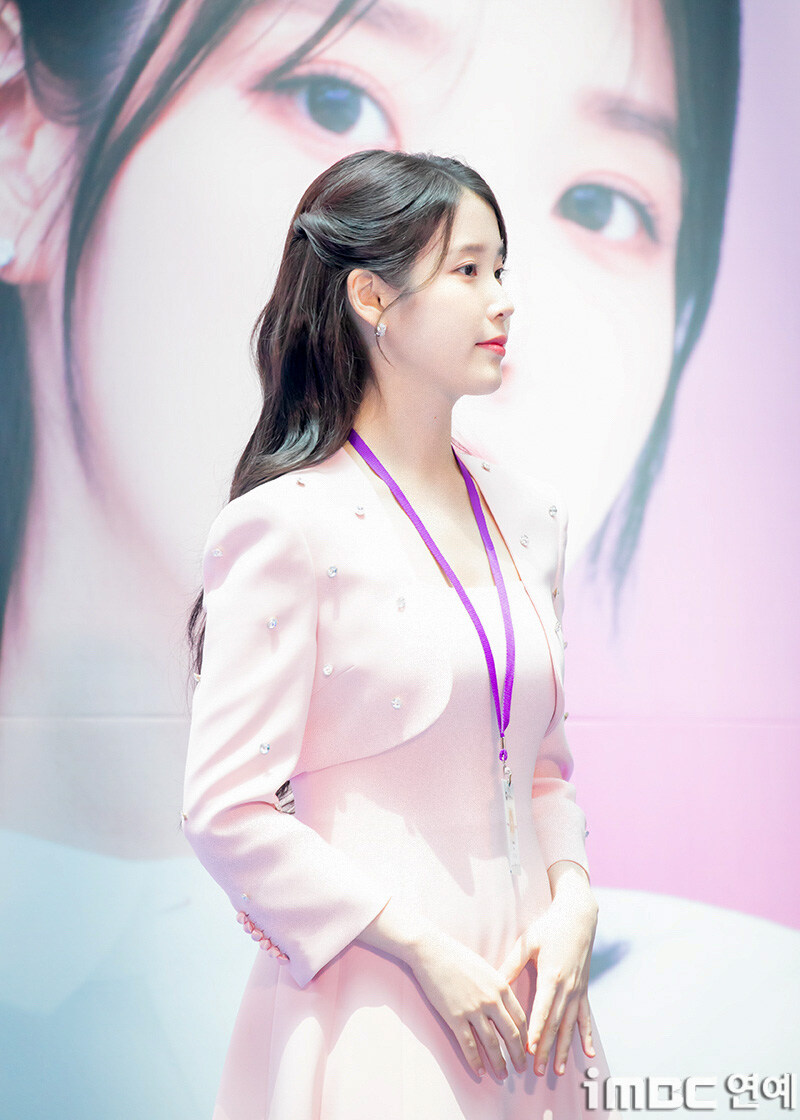 2025.07.25 아이유 인천공항본부세관 홍보대사 위촉식(iMBC)(1)_27.jpg