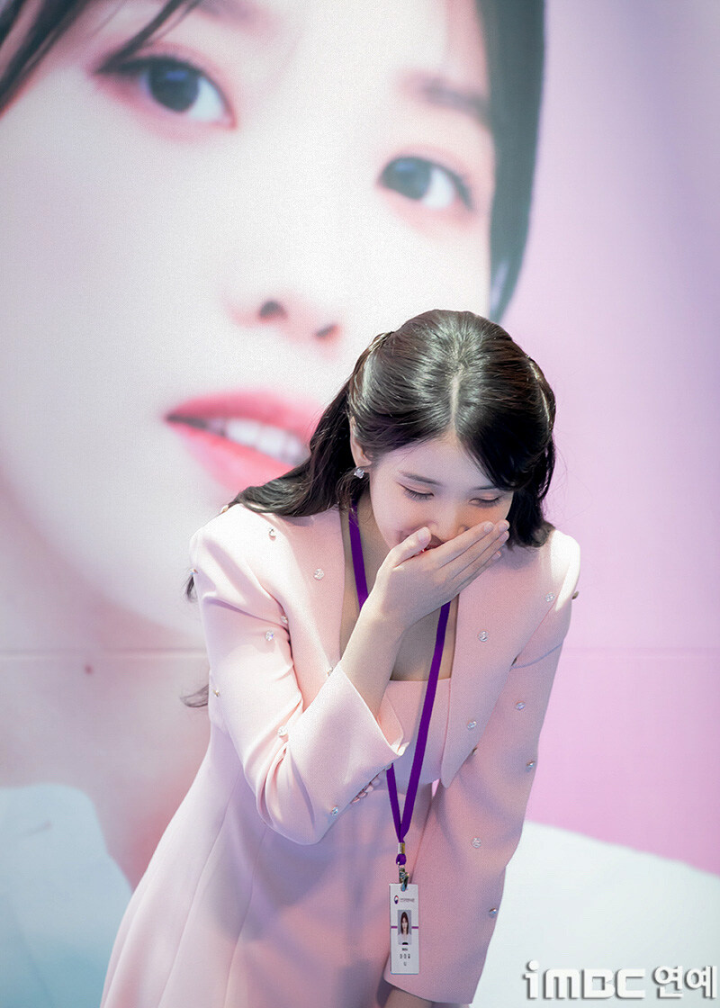 2025.07.25 아이유 인천공항본부세관 홍보대사 위촉식(iMBC)(2)_5.jpg