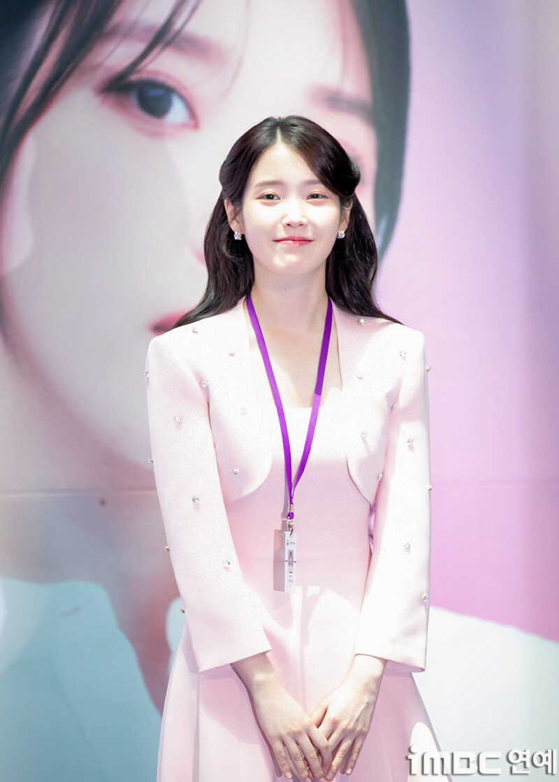 2025.07.25 아이유 인천공항본부세관 홍보대사 위촉식(iMBC)(2)_7.jpg