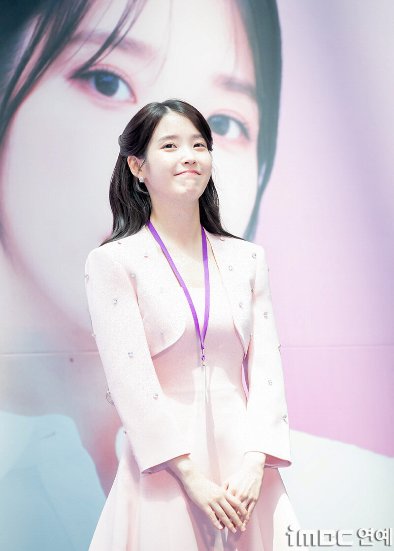2025.07.25 아이유 인천공항본부세관 홍보대사 위촉식(iMBC)(2)_9.jpg