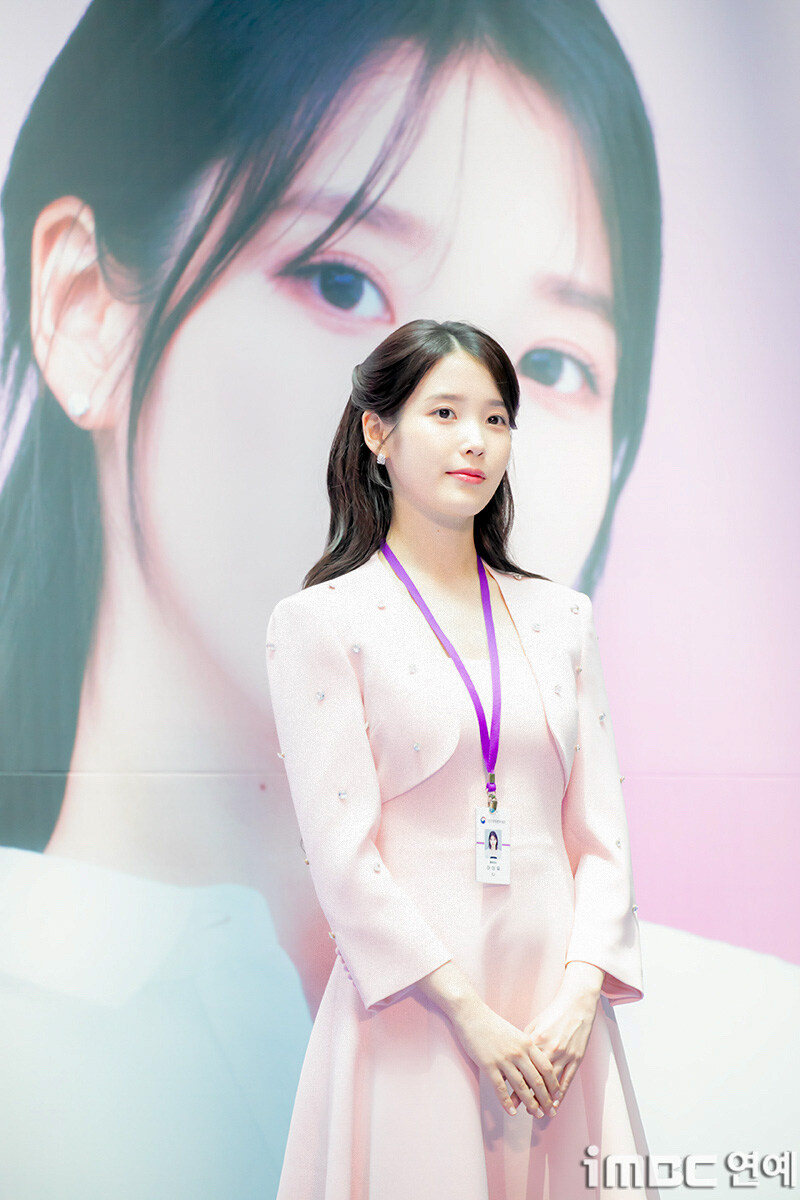 2025.07.25 아이유 인천공항본부세관 홍보대사 위촉식(iMBC)(2)_11.jpg