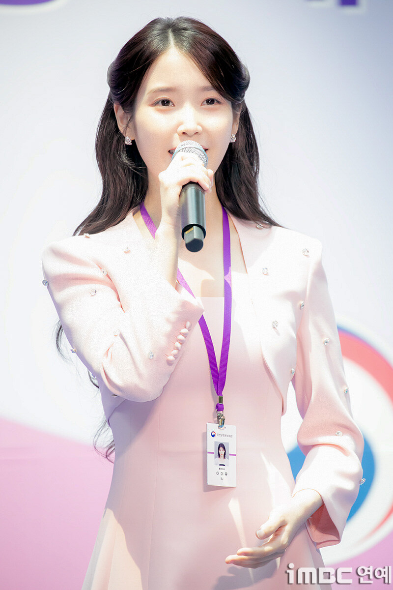 2025.07.25 아이유 인천공항본부세관 홍보대사 위촉식(iMBC)(2)_20.jpg
