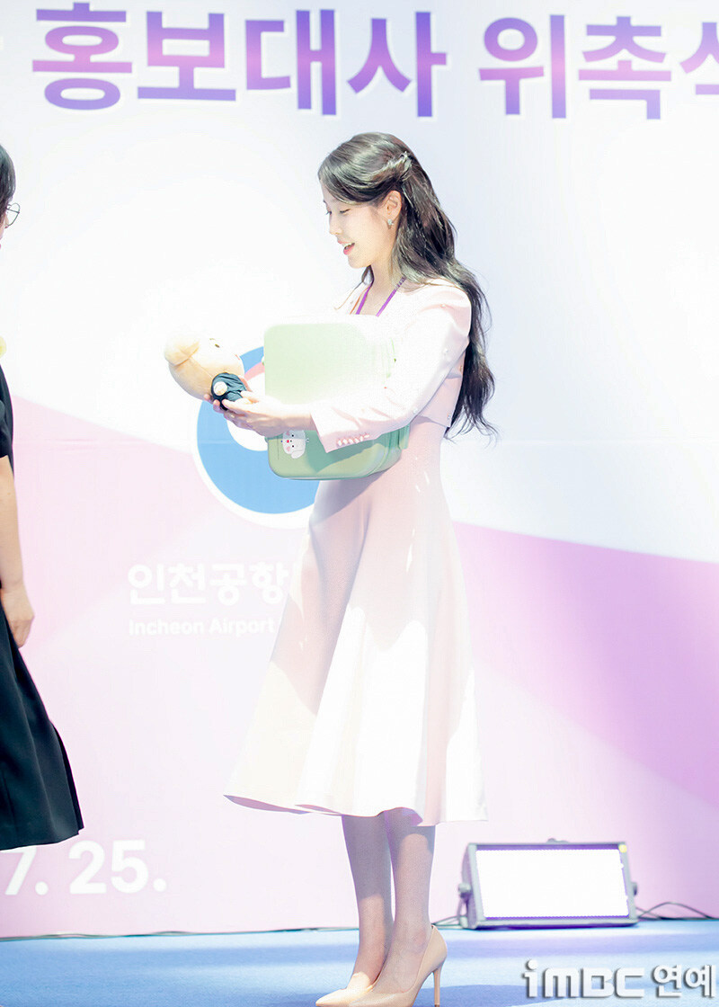 2025.07.25 아이유 인천공항본부세관 홍보대사 위촉식(iMBC)(2)_21.jpg