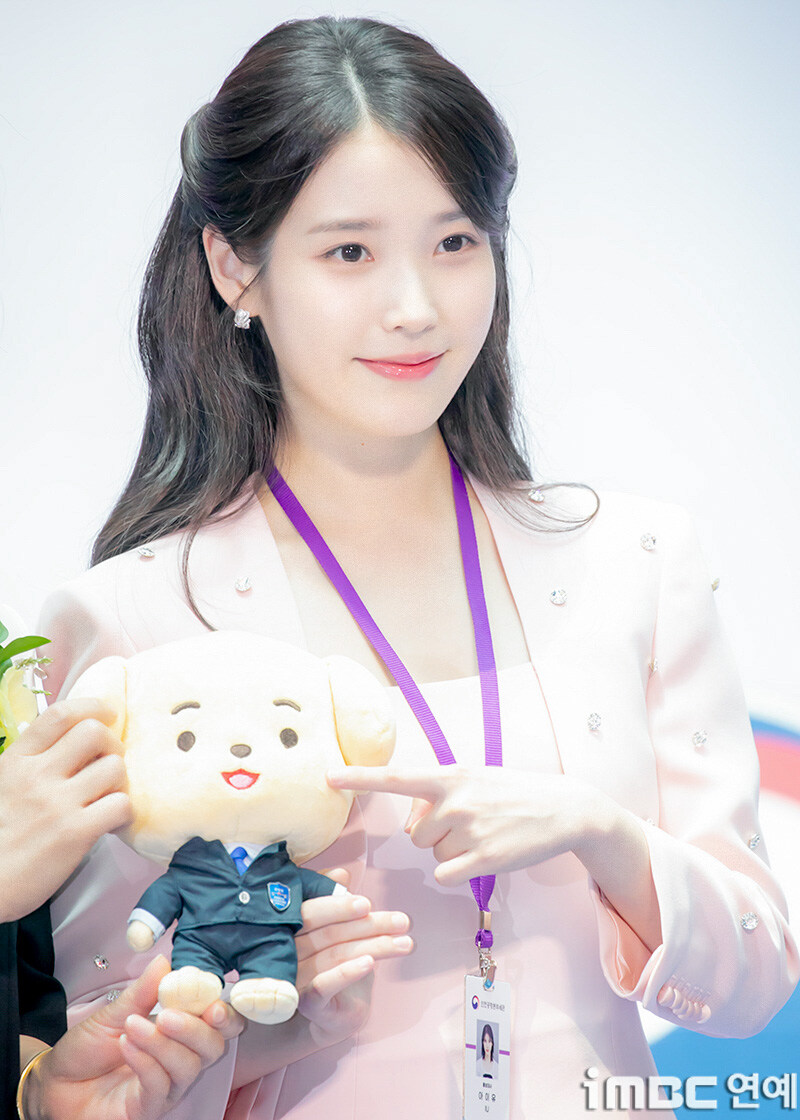 2025.07.25 아이유 인천공항본부세관 홍보대사 위촉식(iMBC)(2)_22.jpg