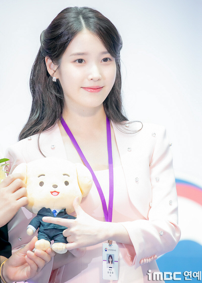 2025.07.25 아이유 인천공항본부세관 홍보대사 위촉식(iMBC)(2)_23.jpg