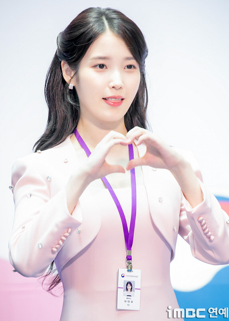 2025.07.25 아이유 인천공항본부세관 홍보대사 위촉식(iMBC)(2)_25.jpg