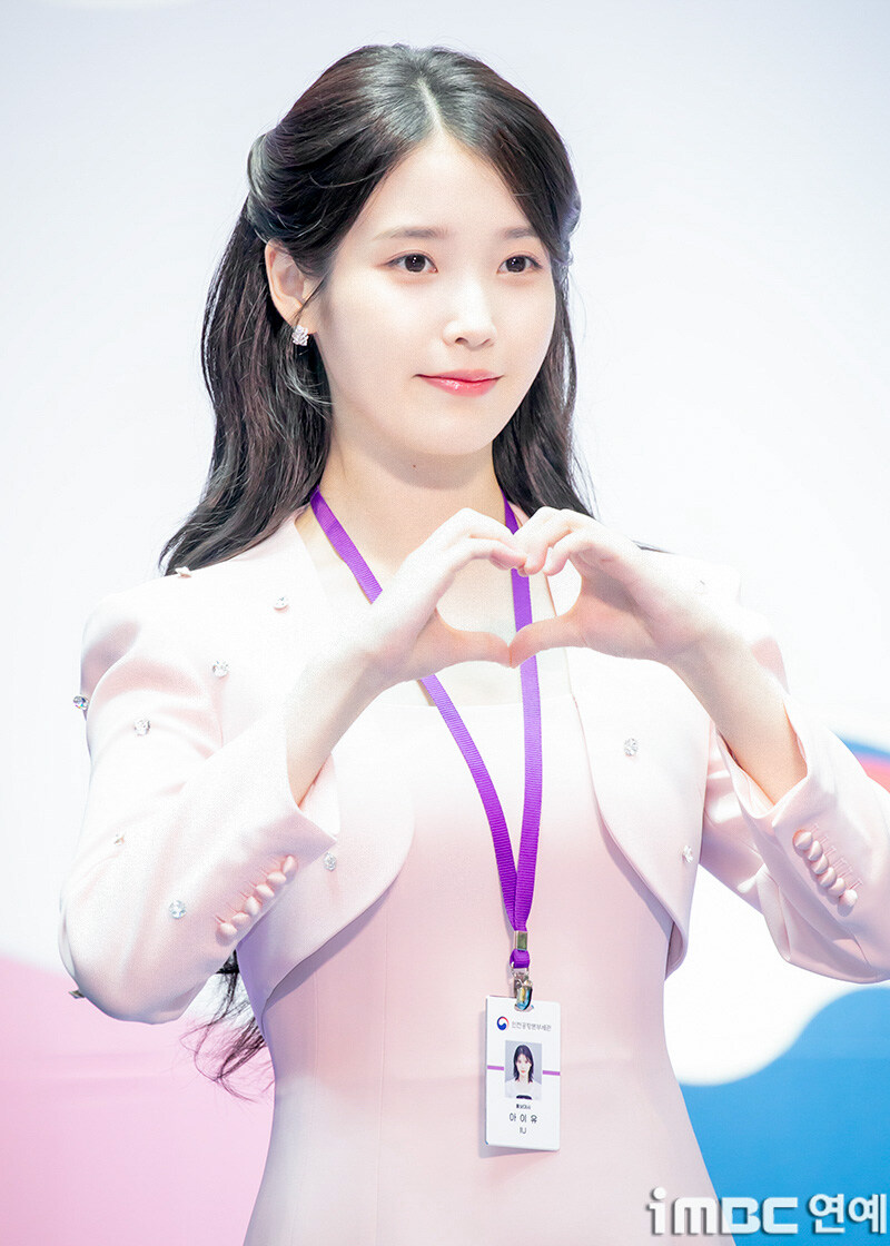 2025.07.25 아이유 인천공항본부세관 홍보대사 위촉식(iMBC)(2)_26.jpg