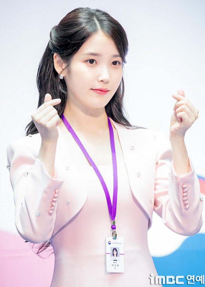2025.07.25 아이유 인천공항본부세관 홍보대사 위촉식(iMBC)(2)_27.jpg