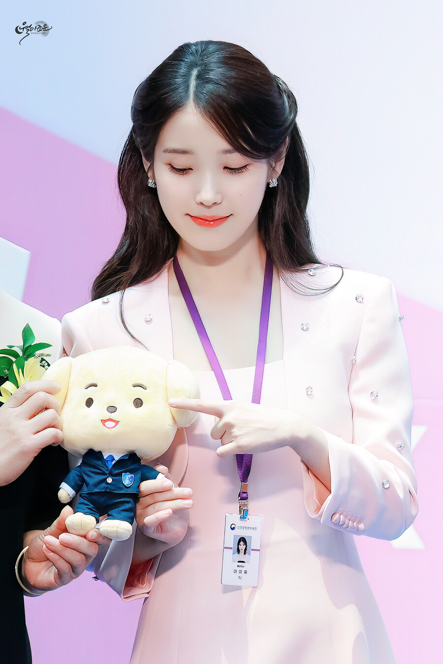 2025.07.25 아이유 인천공항본부세관 홍보대사 위촉식(월아조운)_6.jpg