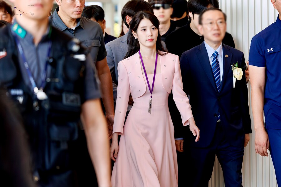 2025.07.25 아이유 인천공항본부세관 홍보대사 위촉식(땡촐이)_2.jpg