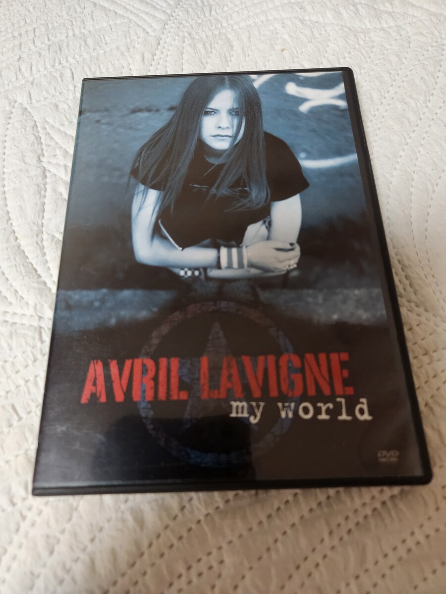 에이브릴 라빈 My World_1.jpg