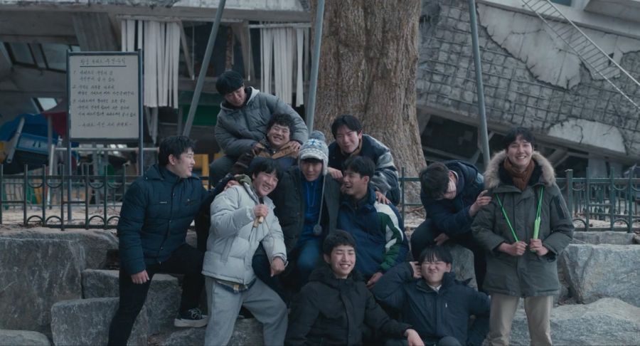 영화속 아파트에서 사는 사람들_4.jpg