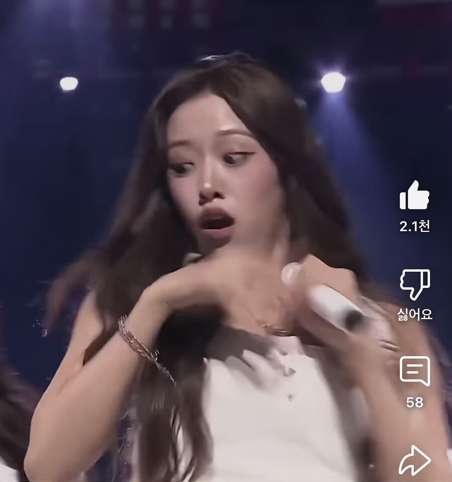 공연중에 마이크 날린 아이브 리즈_1.jpg