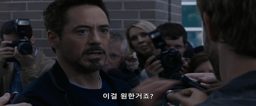 [MCU]상대방의 폰을 부숴버리는 토니 스타크_3.jpg