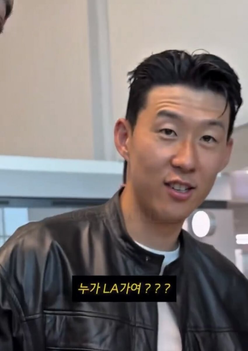 떠나는 손흥민에게 작별인사하는 토트넘 팬.jpg_2.jpg