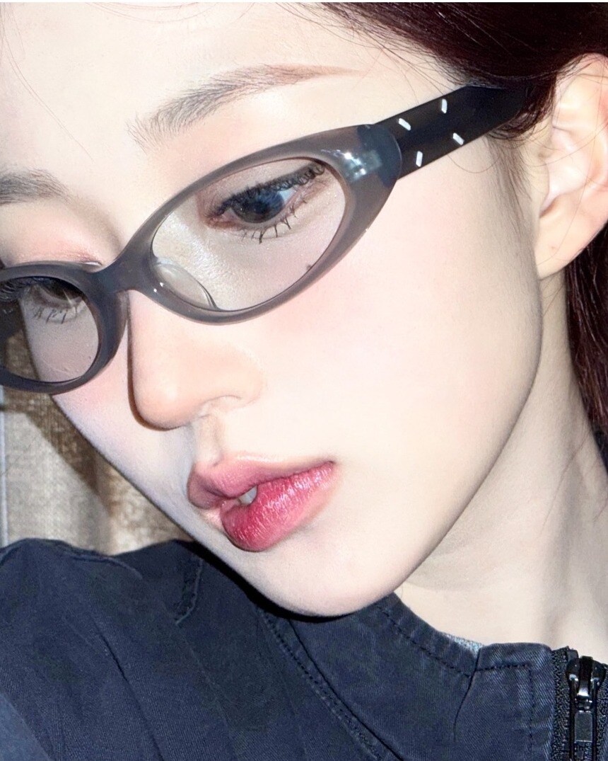 여성아이돌 안경_3.jpg
