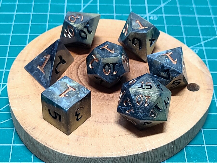 DnD 세션 감상 겸 파티원들에게 선물한 레진 주사위_4.jpg