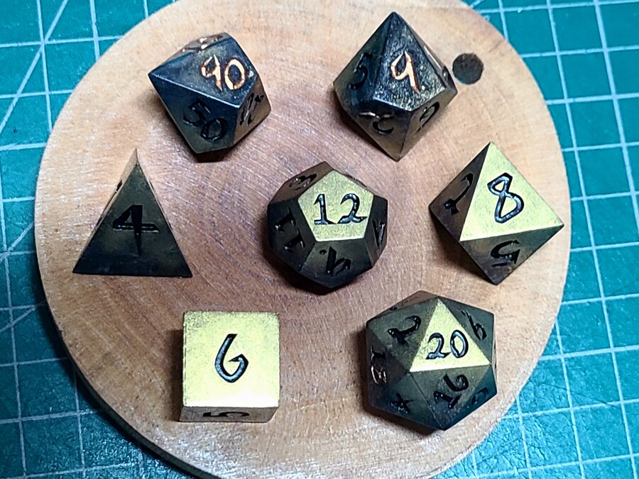DnD 세션 감상 겸 파티원들에게 선물한 레진 주사위_7.jpg