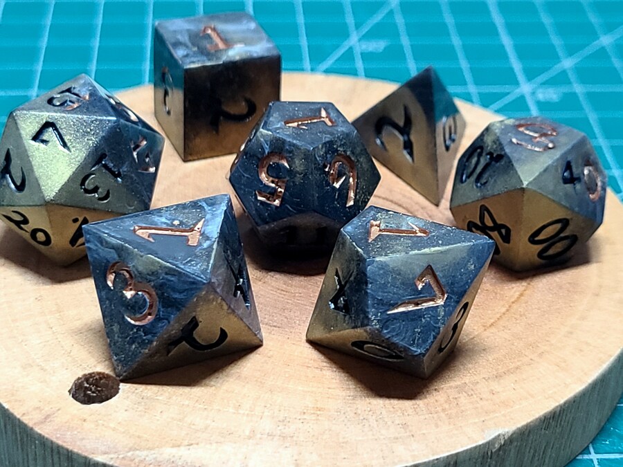 DnD 세션 감상 겸 파티원들에게 선물한 레진 주사위_6.jpg