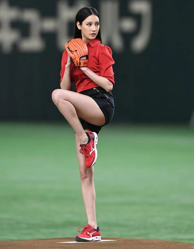 일본 프로야구 화제였던 시구녀.gif_2.webp