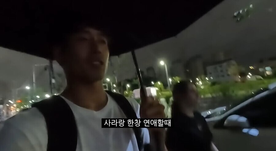 프랑스인이 비 와도 우산을 안 쓰는 이유.jpg_6.jpg