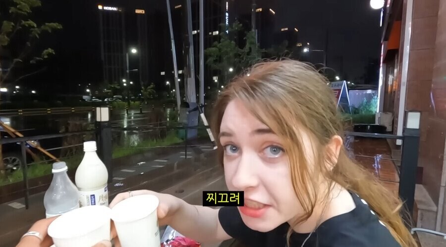프랑스인이 비 와도 우산을 안 쓰는 이유.jpg_15.jpg