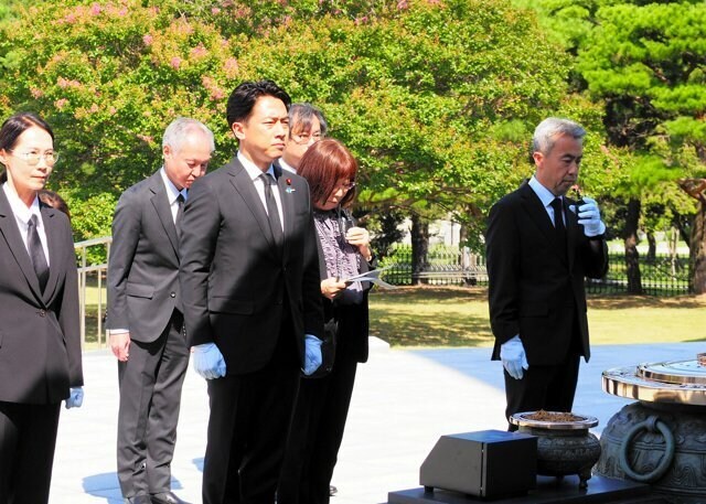 한국에 방문한 고이즈미 현충원 참배_2.jpg