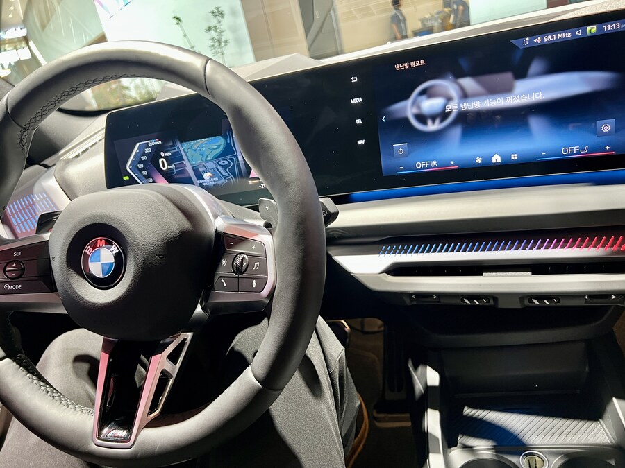 BMW 드센에서 신형 1시리즈 구경_5.jpg