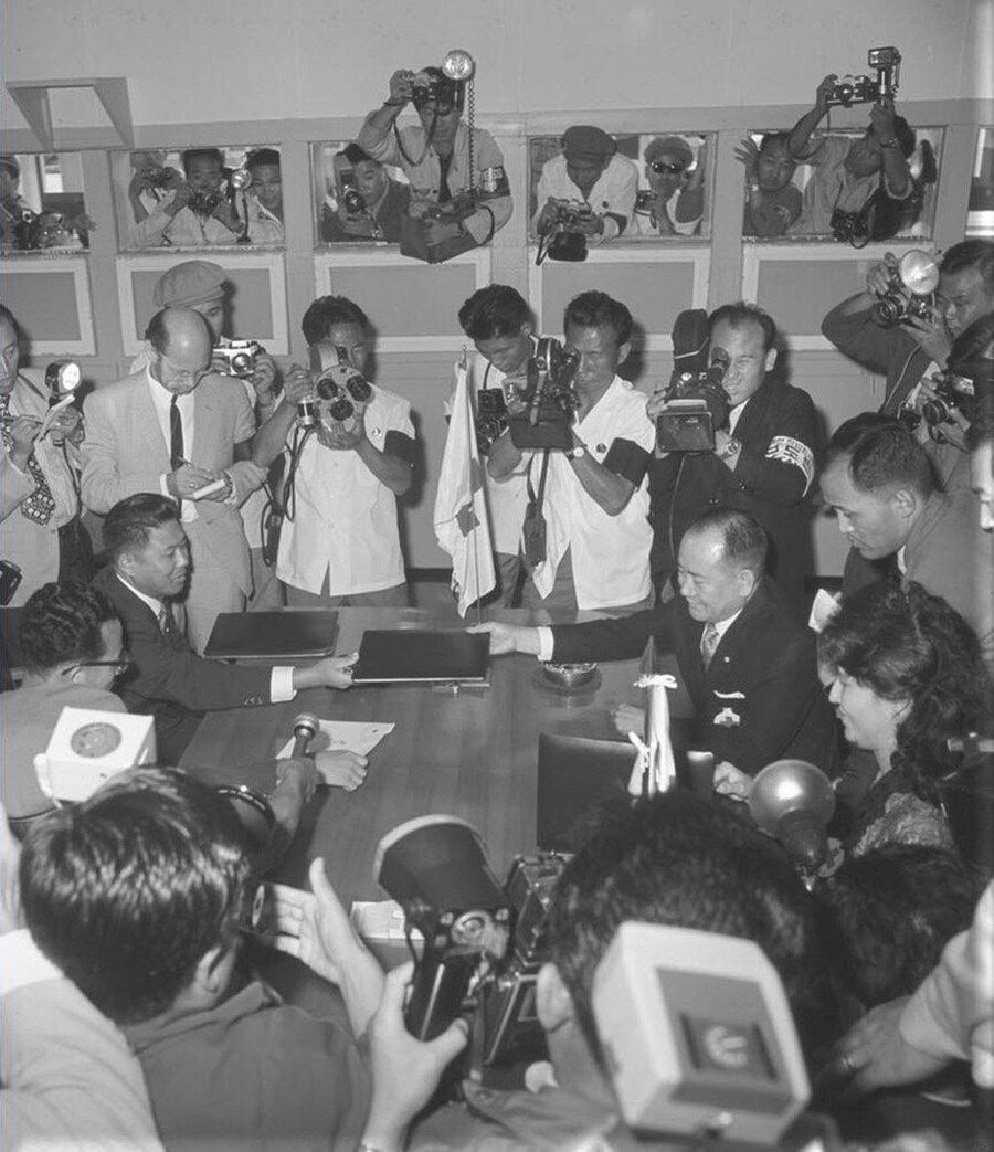 남한 기자와 북한 기자와의 대화_1.jpg