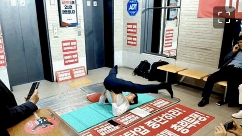 김문수, 바닥에 누워 다리 찢는 모습 포착…농성 중 체력 과시_1.jpg