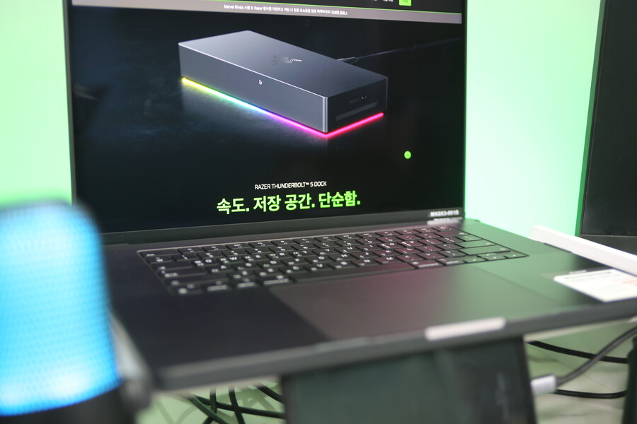 [네이버] 크리에이터를 위한 맥북 프로 악세사리 Razer 썬더볼트5 독_1.jpg