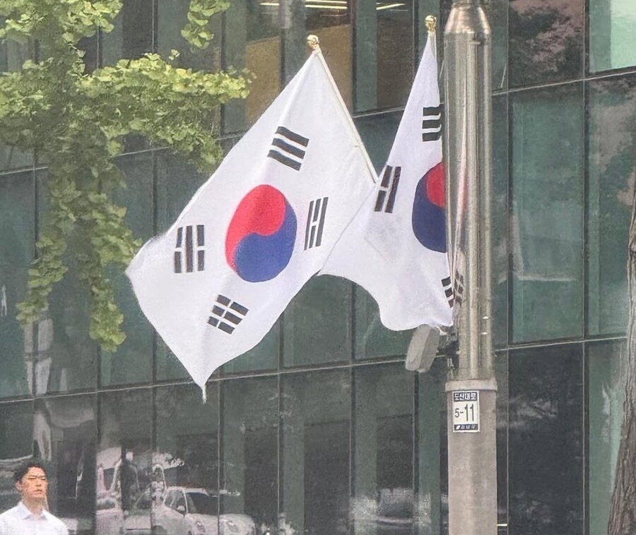 킴 카다시안이 광복절날 올린 사진.jpg_7.jpg