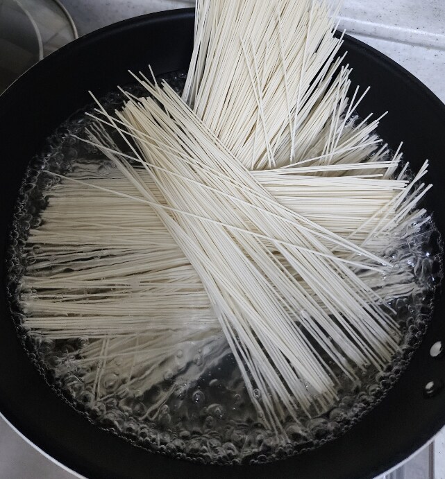 점심은 먹은거야? 오늘 점심은 잔치국수!!!_1.jpg