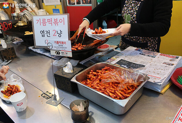 의외로 고증인데 개까인 외국영화 한국 모습_5.jpg