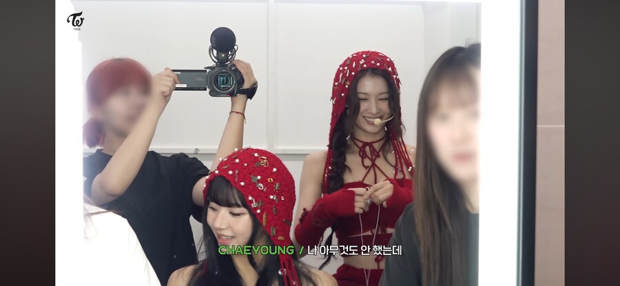 언니들에게 귀여움 당하는 트와이스 채영이_8.png