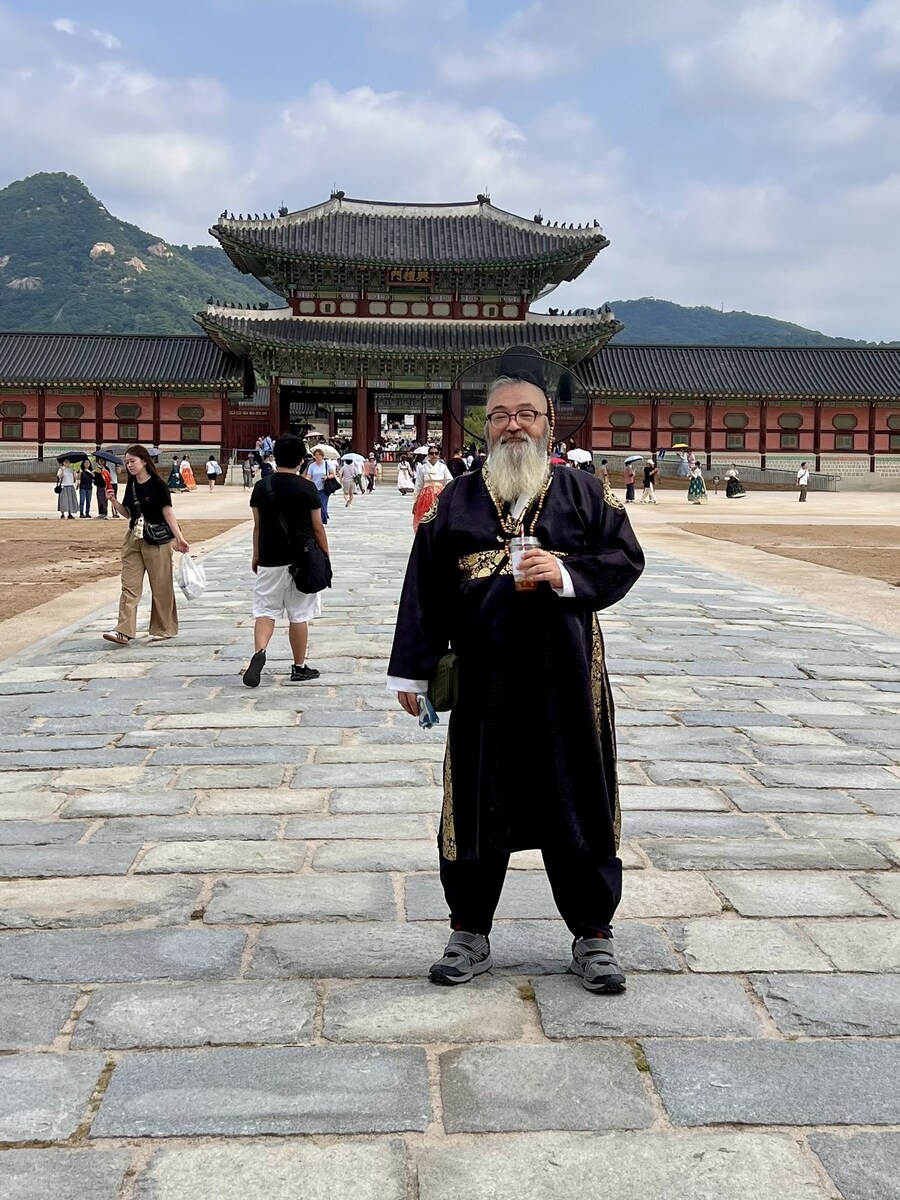 이번에 내한한 유명 만화가 근황_2.jpg