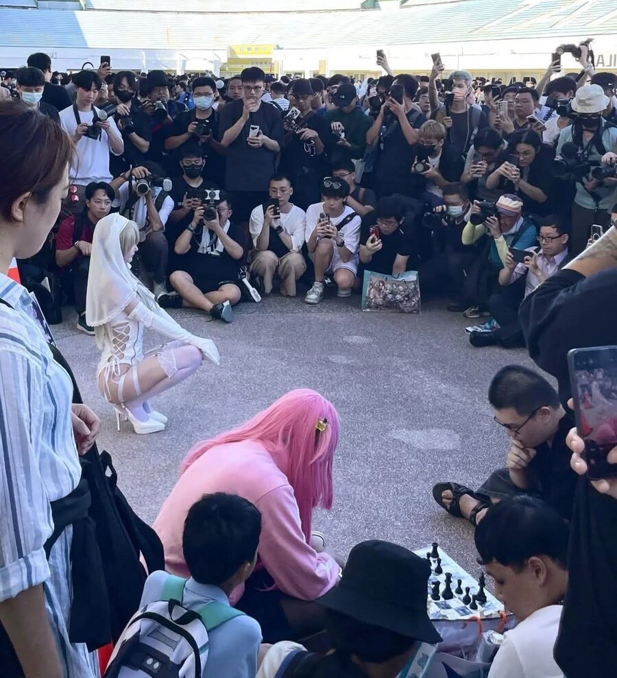 흰색 란제리 차림의 코스프레 앞에서 체스하는 봇치_1.png