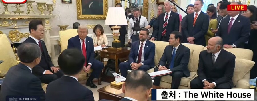 공손히 앉아있네 ㅋㅋ_1.jpg