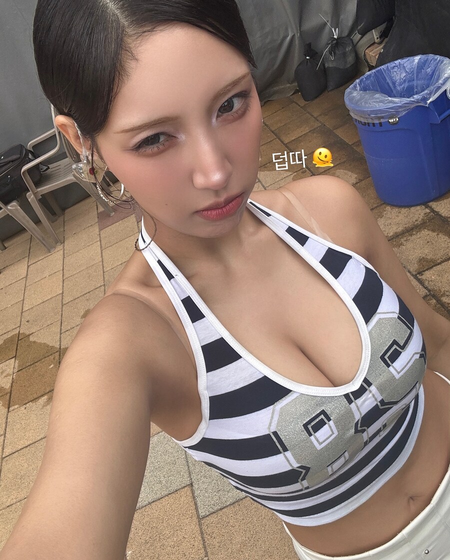 라잇썸 초원, 과감한 썸머룩…남다른 볼륨감 [★해시태그]_1.jpg