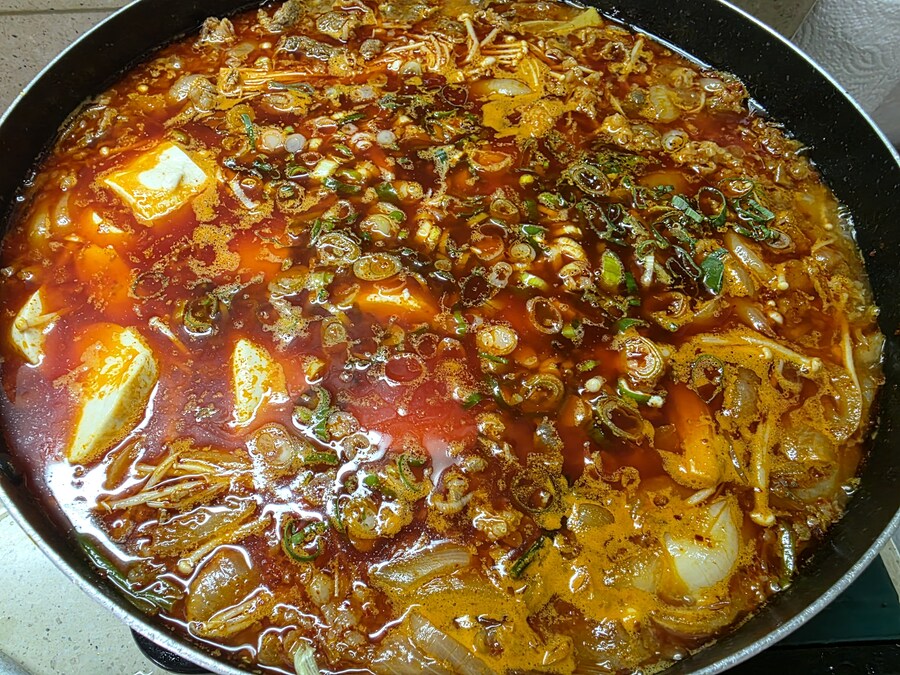 직장에서 3천원씩 걷어서 해먹는 차돌순두부 부추대패삼겹전_4.jpg