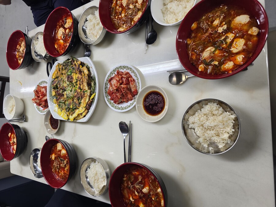 직장에서 3천원씩 걷어서 해먹는 차돌순두부 부추대패삼겹전_7.jpg