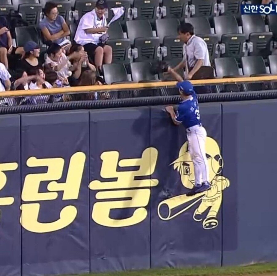 야구짤) 솔직히 배트 밟고 올라가는건 반칙이지!_1.jpg