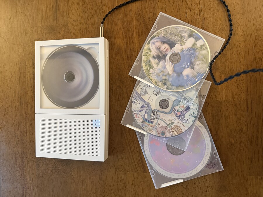 KM5 시디플레이어, 아이유 음반들_1.jpg