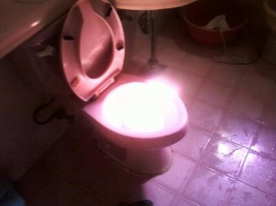 미녀 걸그룹 멤버 똥누고 물 안내림.jpg_1.jpg