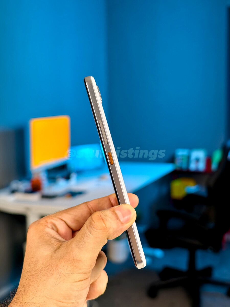 리얼미 15,000mAh 배터리 폰 Vs. 아이폰 16 프맥 두께 비교_3.jpg