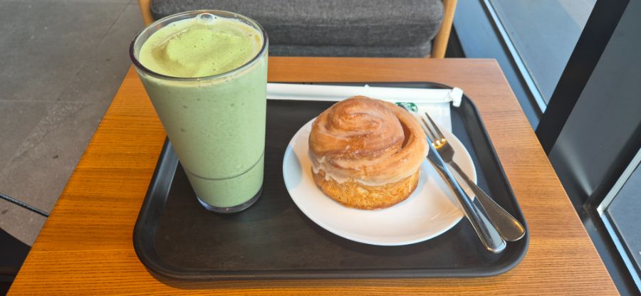 스타벅스에서 제주 말차 요거트 블렌디드와 몽블랑 데니쉬를 먹어봤습니다._1.jpg