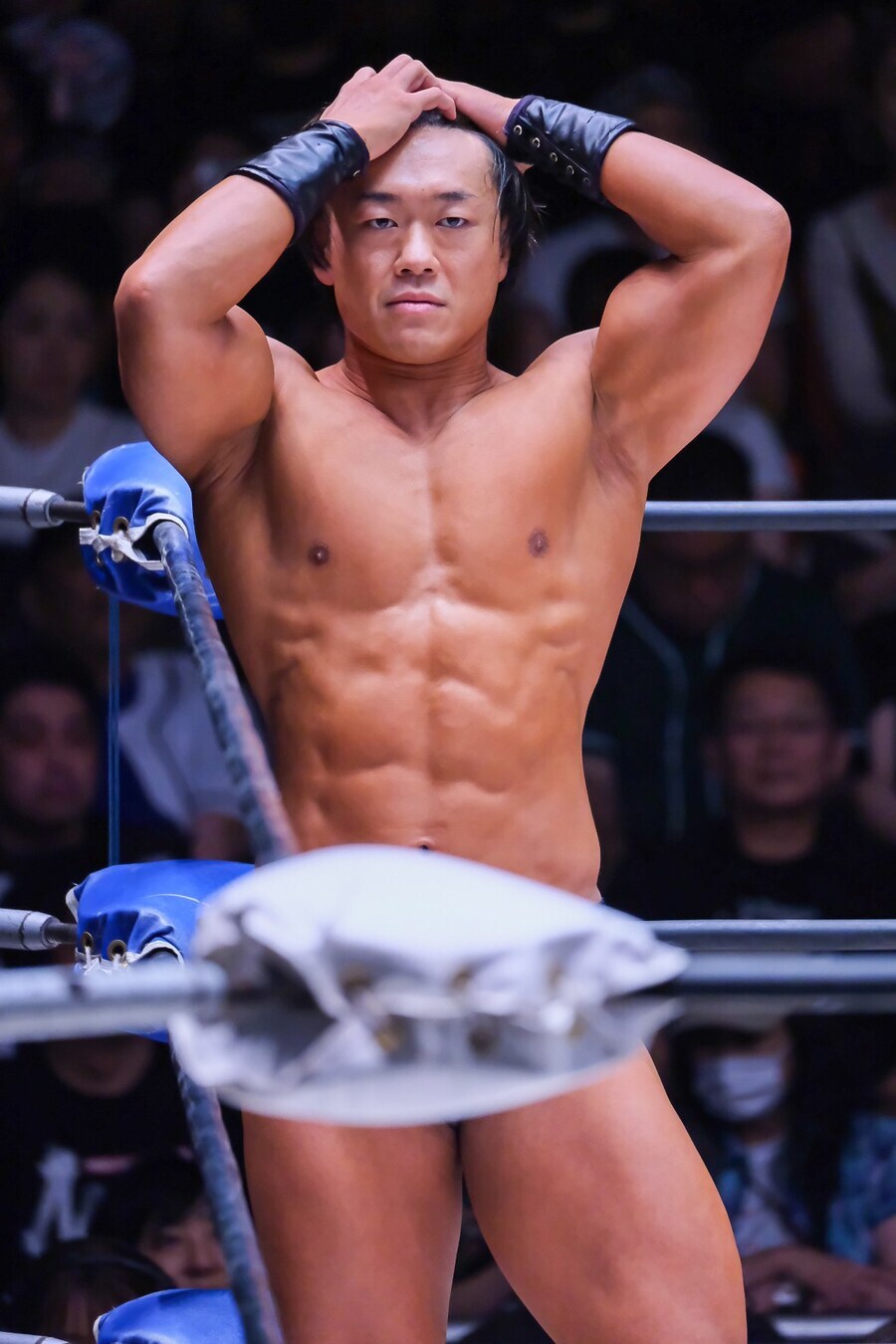 옷 벗고 카메라를 응시하는...._2.jpg