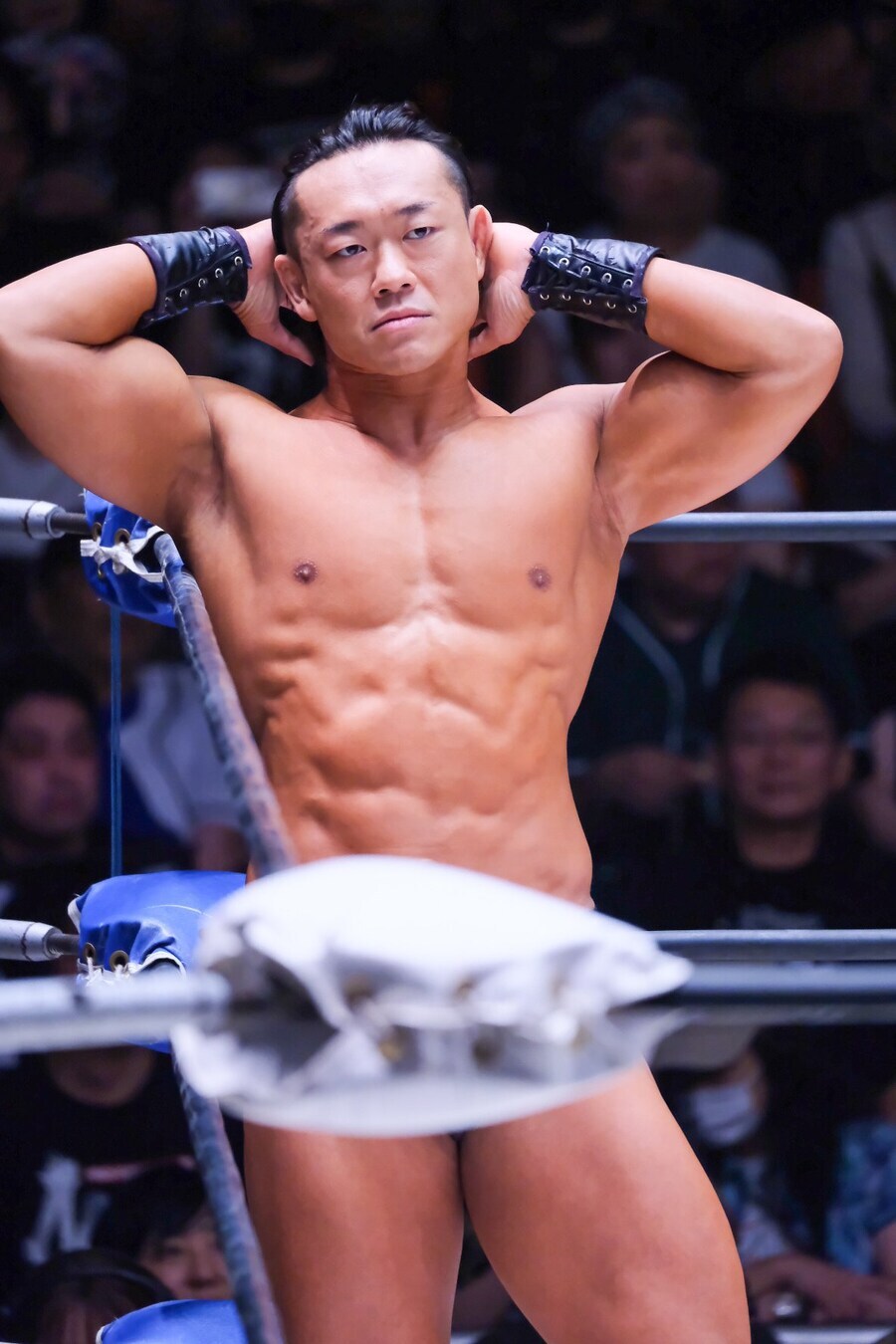 옷 벗고 카메라를 응시하는...._3.jpg