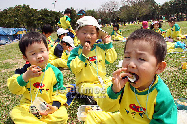 애기들 소풍 갔다가 김밥을 남겨왔을때 해결책이 뭔지 아십니까_1.jpg