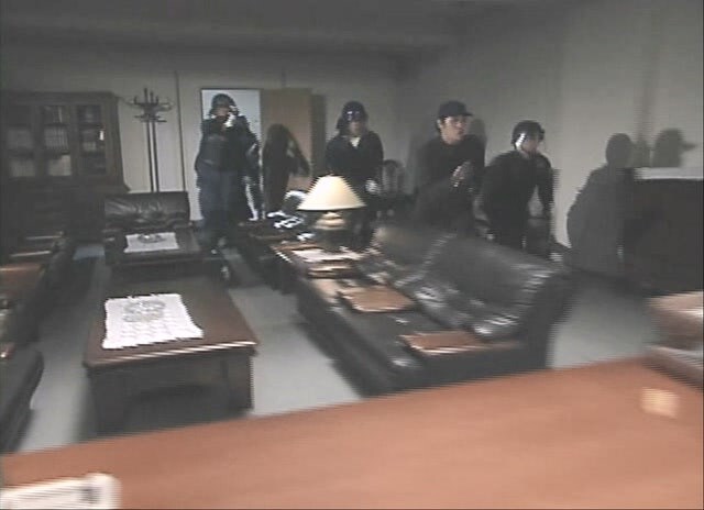 경찰 메뉴얼을 비웃는 테러리스트_22.jpg